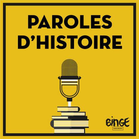 logo paroles d'histoire, carré jaune, un micro reposant sur des bouquins